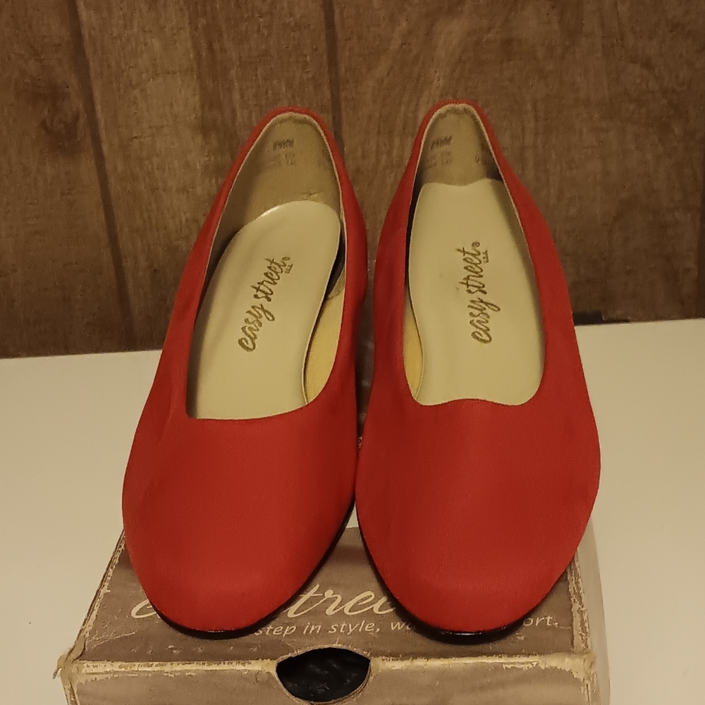 BRAND NEW!!! EASY STREET LADIES DRESS PUMPS. SIZE 8 1/2 WW.